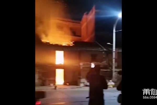 视频：盖尾一户人家大晚上着火了，烧红了半边天
