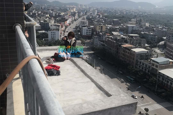 视频：华亭这个妈妈真狠，牵着两个孩子要跳楼！目测20层高