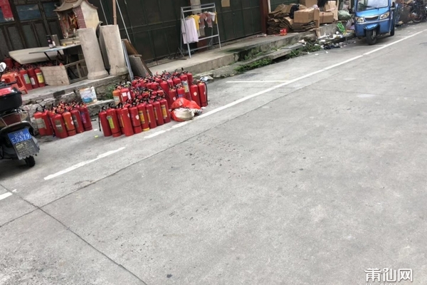 哥平生第一次见到这么多的红色罐罐....