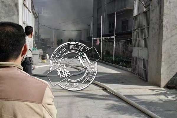 青垞村附近发生火灾浓烟滚滚，消防已经到位！